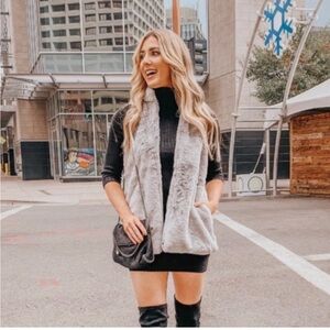 Pink Lily Soft Gray Faux Fur Vest Size Small -Like New